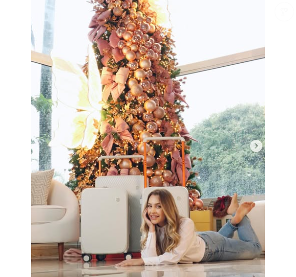 Carla Diaz, em sua sala imensa, em registro de Natal