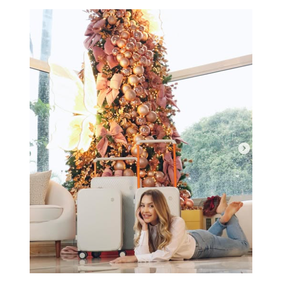 Carla Diaz, em sua sala imensa, em registro de Natal
