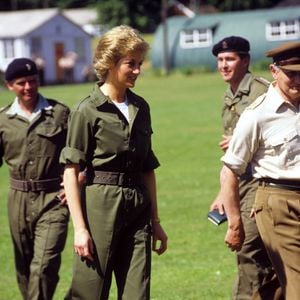 Em 1988, Lady Di mostrou novamente como transformar um tênis esportivo em peça de estilo ao usar Converse de cano alto com um macacão de sarja verde militar, durante uma visita ao Royal Hampshire Regiment, em Tidworth, Wiltshire