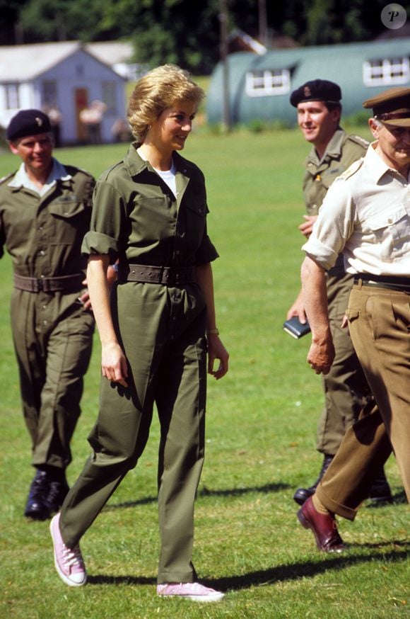 Em 1988, Lady Di mostrou novamente como transformar um tênis esportivo em peça de estilo ao usar Converse de cano alto com um macacão de sarja verde militar, durante uma visita ao Royal Hampshire Regiment, em Tidworth, Wiltshire