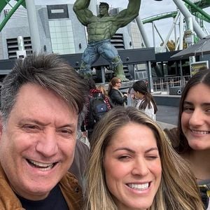 Jacqueline Brazil é uma grande amiga da enteada, com quem posa nas redes sociais