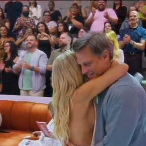 Ao encontrar o marido Adriano Ricco no palco, Eliana brincou sobre trabalhar na mesma emissora - e a frase repercutiu na internet
