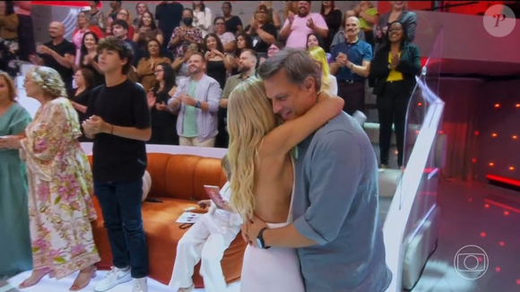 Ao encontrar o marido Adriano Ricco no palco, Eliana brincou sobre trabalhar na mesma emissora - e a frase repercutiu na internet