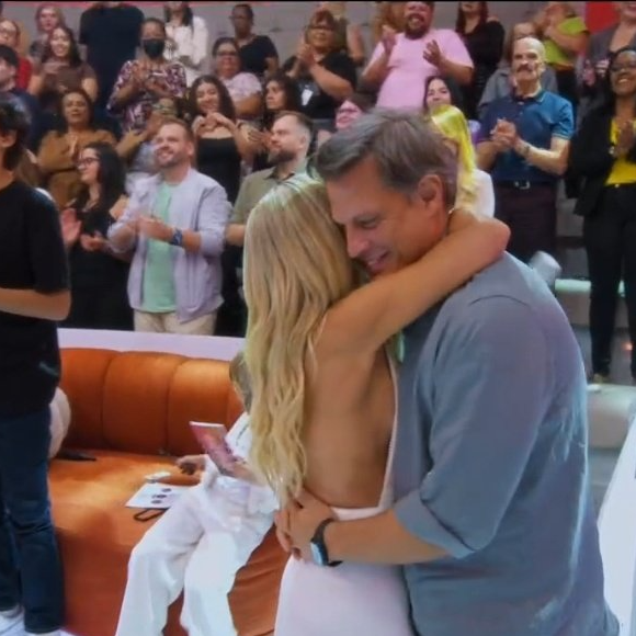 Ao encontrar o marido Adriano Ricco no palco, Eliana brincou sobre trabalhar na mesma emissora - e a frase repercutiu na internet