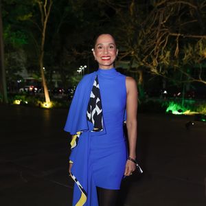 Camila Pitanga: o destaque absoluto é o vestido azul vibrante de modelagem ajustada, com gola alta e design assimétrico. A peça ganha dramaticidade com uma capa lateral fluida e aplicação de tecido estampado em preto, branco e amarelo, criando movimento e sofisticação ao look