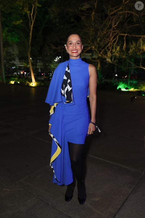 Camila Pitanga: o destaque absoluto é o vestido azul vibrante de modelagem ajustada, com gola alta e design assimétrico. A peça ganha dramaticidade com uma capa lateral fluida e aplicação de tecido estampado em preto, branco e amarelo, criando movimento e sofisticação ao look