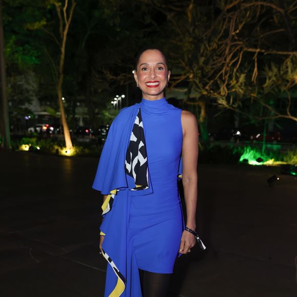 Camila Pitanga: o destaque absoluto é o vestido azul vibrante de modelagem ajustada, com gola alta e design assimétrico. A peça ganha dramaticidade com uma capa lateral fluida e aplicação de tecido estampado em preto, branco e amarelo, criando movimento e sofisticação ao look