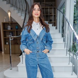 Macacão jeans protagonista: o look fashionista de Thaila Ayala; uma proposta de look urbana e elegante, perfeita para quem quer conforto sem abrir mão de informação de moda