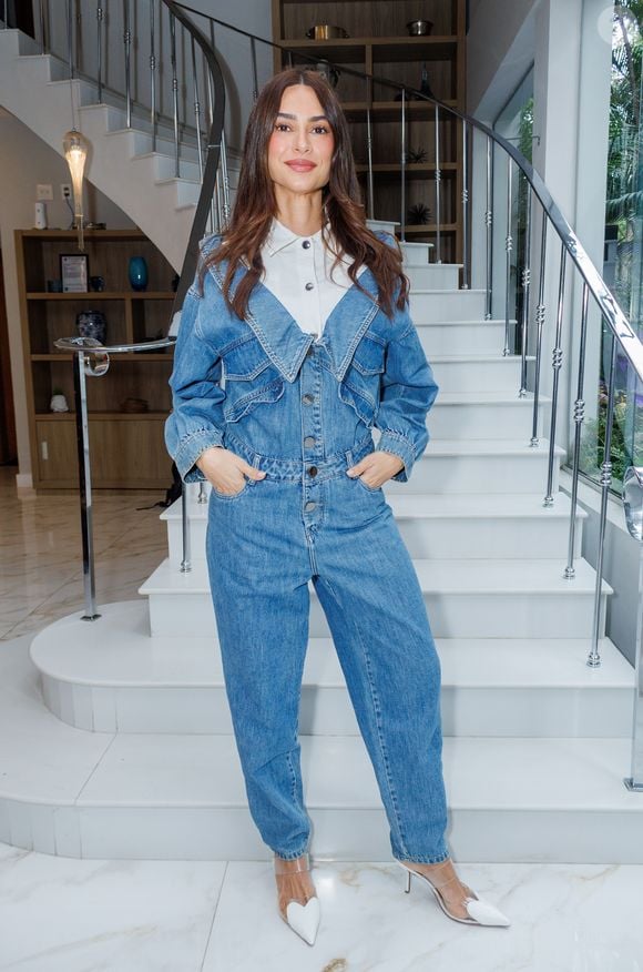 Macacão jeans protagonista: o look fashionista de Thaila Ayala; uma proposta de look urbana e elegante, perfeita para quem quer conforto sem abrir mão de informação de moda