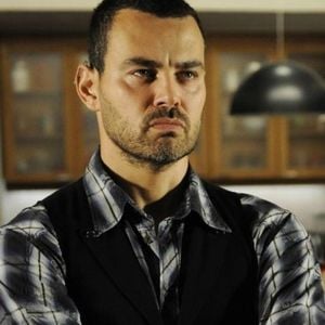 Com o cabelo militar e visual marrento, Carmo Dalla Vecchia brilhou em 'Amor Eterno Amor', em 2012