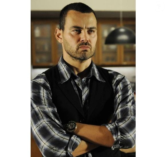 Com o cabelo militar e visual marrento, Carmo Dalla Vecchia brilhou em 'Amor Eterno Amor', em 2012