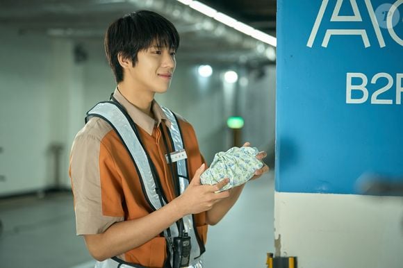 O que poucos sabem é que 'Pavana' é uma adaptação do romance 'Pavane for a Dead Princess', escrito pelo autor sul-coreano Park Min-gyu, publicado em 2014