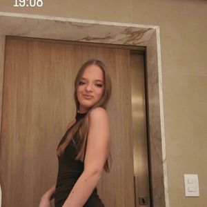 Rafaella Justus completou o look com sandálias de salto alto em tom metálico