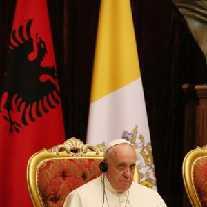 Papa Francisco surpreendeu o mundo em 2015 ao lançar um álbum com rock progressivo, misturando fé e sonoridades ousadas