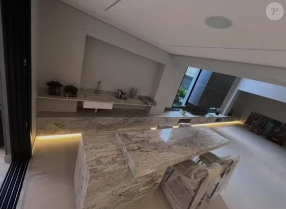Vista da sala da mansão de Luciele Di Camargo e Denilson