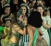 Paolla Oliveira e Iza comemoraram o momento com um selinho carinhoso que levou o público ao delírio