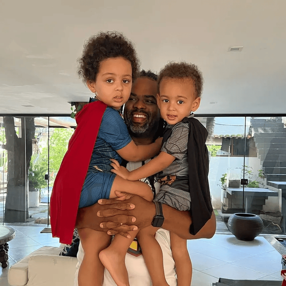 Manoela Soares com os filhos Ezequiel e Izael, o baiano dá detalhes do diagnóstico e fala sobre a descoberta e adaptação com os pequenos em suas redes sociais