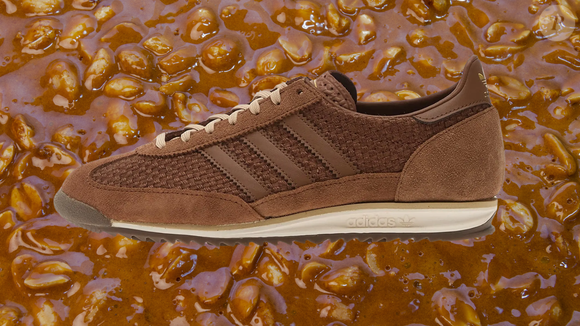 Disponível por R$ 1.371, o Adidas SL 72 OG se destaca pela combinação entre conforto, acabamento sofisticado e uma tonalidade inspirada em um dos doces mais queridos das Festas Juninas. Um modelo pensado para acompanhar produções elegantes durante todo o Inverno