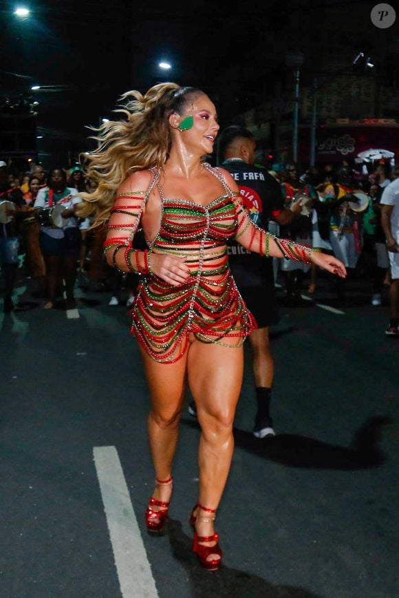 Rainha de bateria da Grande Rio, Paolla Oliveira aprendeu a lidar com as críticas sobre seu corpo