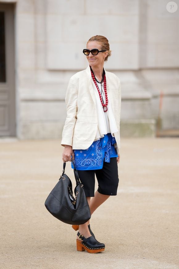 Estes tamancos de couro costurado oferecem conforto boho-chic, com palmilha macia para manter seus pés confortáveis ​​o dia todo.