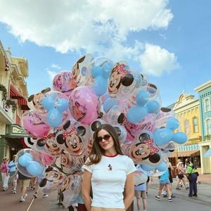 "Gosto de looks que tenham personalidade, mas que também façam sentido para o momento. Nem sempre é sobre a roupa mais elaborada, e sim sobre vestir algo que tenha a ver com você", diz Camila Queiroz