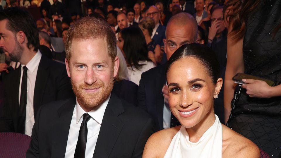 Família real envolvida no caso Epstein: Meghan Markle exige atitude drástica