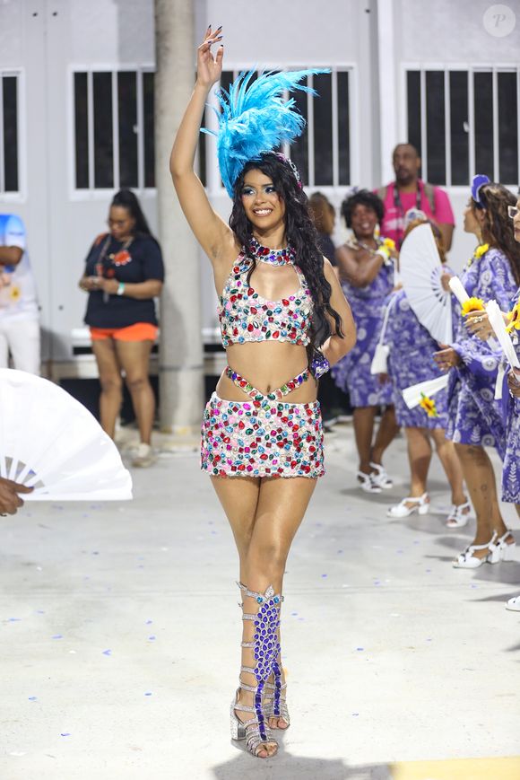 Sem Lexa, a Portela veio à seguir com Wenny, a irmã da cantora, em um look de pedras