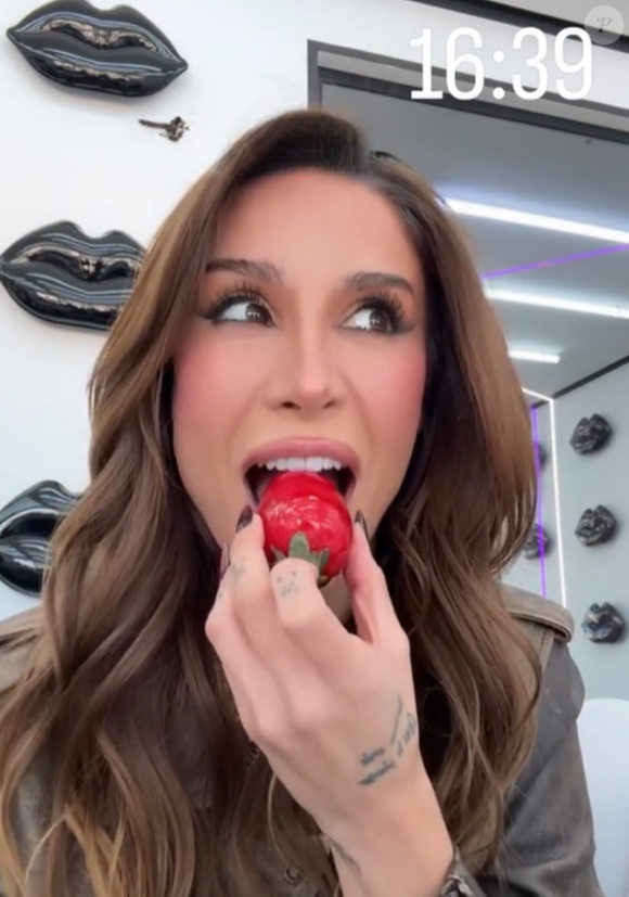 Na cor apelidada de “morango com chocolate”, o modelo se distancia da estética de sneaker de academia e aposta em acabamento elegante