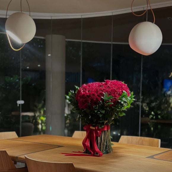 Mansão de Erika Januza conta com painéis de vidro que ampliam a sensação de espaço e promovem a integração dos ambientes