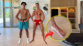 Nem os músculos, nem o cabelo: pé de Cristiano Ronaldo rouba a cena em foto do jogador com filho mais velho por detalhe curioso