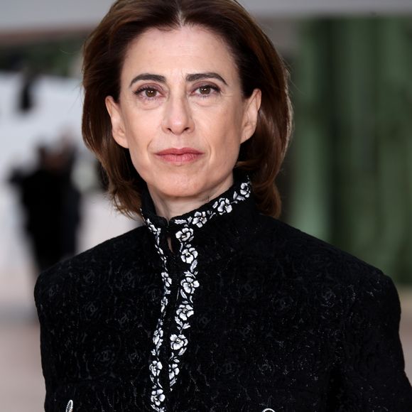 Fernanda Torres usou look da Chanel de coleção inspirada nas telas Coromandel de Gabrielle ‘Coco’ Chanel, que decoram as paredes de seu apartamento lendário em Paris