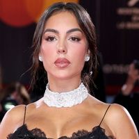 Poderosa! Noiva de Cristiano Ronaldo exibe aliança milionária e rouba a cena em tapete vermelho. Veja fotos da joia