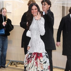 Bruna Marquezine escolheu um scarpin em modelo slingback branco com o bico preto e quadrado. No ano passado, a Chanel resgatou a tendência em sua coleção primavera-verão