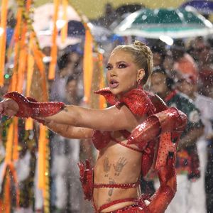 Existem alguns detalhes em que há a possibilidade de fazer 'publis', incluindo os uniformes dos empurradores de alegoria, folhetos com a letra do samba-enredo e equipamentos de bateria