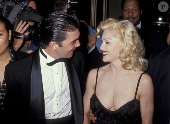 Almodóvar conta que Madonna organizou as cadeiras da festa que ele deu para colocar Antonio Banderas ao seu lado, longe da então esposa do galã