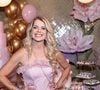 Karina Bacchi comemorou seus 50 anos com um look romântico em rosa, cabelos loiros ondulados e maquiagem natural