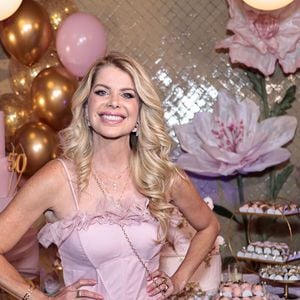 Karina Bacchi comemorou seus 50 anos com um look romântico em rosa, cabelos loiros ondulados e maquiagem natural