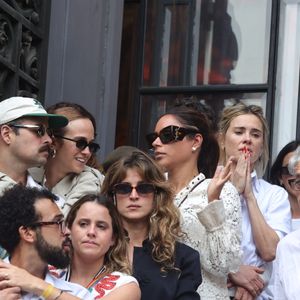 Carolina Dieckmmann se juntou a salva de aplausos à Preta Gil após velório da amiga