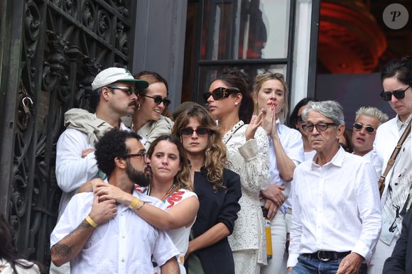 Carolina Dieckmmann se juntou a salva de aplausos à Preta Gil após velório da amiga