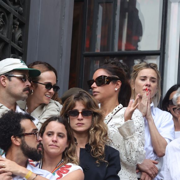 Carolina Dieckmmann se juntou a salva de aplausos à Preta Gil após velório da amiga