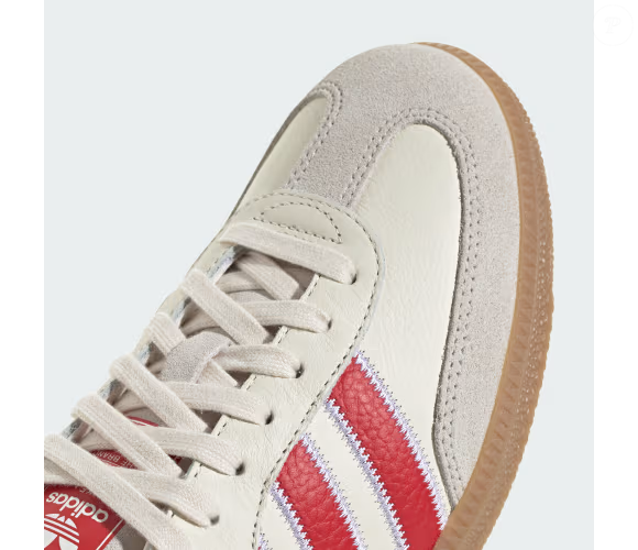 Com uma tonalidade que lembra o morango cravejado, o doce viral que sucede o morango do amor, o Adidas Samba OG combina o visual esportivo com detalhes refinados. A língua de suede, as listras bordadas e o cabedal de couro fazem parte do design do modelo