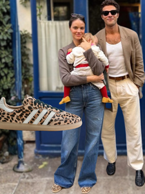 Eu achava animal print cafona, mas me rendi ao Adidas Samba de oncinha da Laura Neiva: o 'it-item' mais confortável para passear com Chay Suede em Madrid