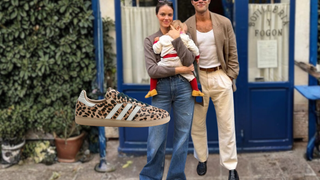 Eu achava animal print cafona, mas me rendi ao Adidas Samba de oncinha da Laura Neiva: o 'it-item' mais confortável para passear com Chay Suede em Madrid