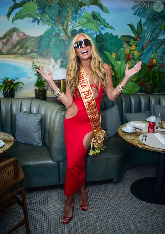 O Carnaval está chegando e, como sempre, Adriane Galisteu está pronta para brilhar! Mas não é só glitter e samba no pé que movimentam a apresentadora