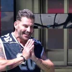 Após duas convulsões no BBB 26, Henri Castelli é retirado do programa por recomendação médica para preservar sua saúde