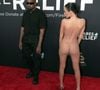 Kanye West posou ao lado da mulher completamente nua