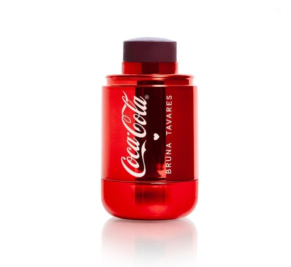 O Stick Blush Multifuncional tem fórmula cremosa que desliza facilmente na pele com acabamento acetinado natural.