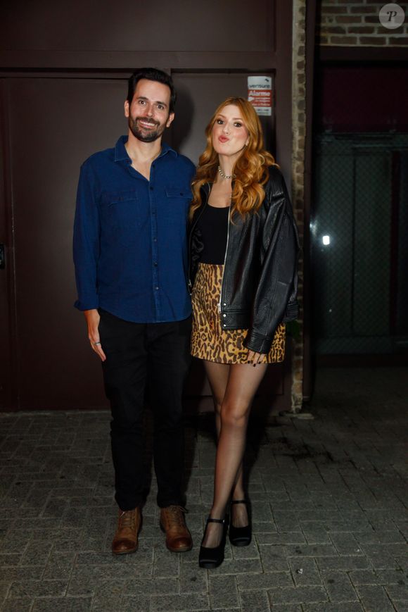 Dani Calabresa usou uma saia animal print com camiseta simples preta e uma jaqueta