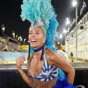 Adriane Galisteu desfila como musa da Portela neste domingo (15)
