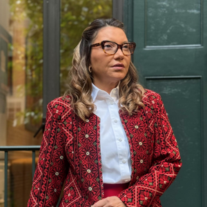 Casaco de Janja tem o tradicional bordado Tatreez, uma técnica usada por mulheres palestinas e que se tornou símbolo de resistência